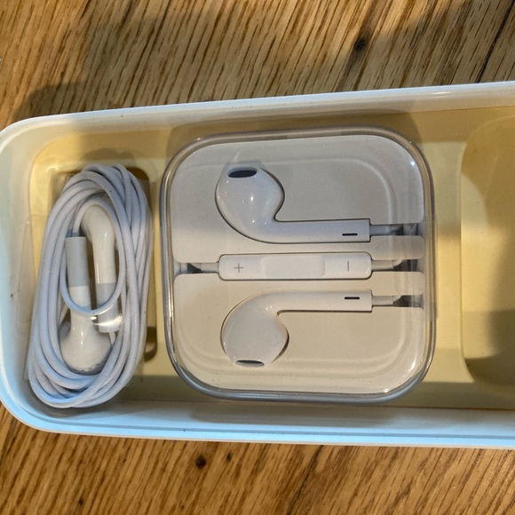 Apple wired earbuds. - Picture 2 of 4